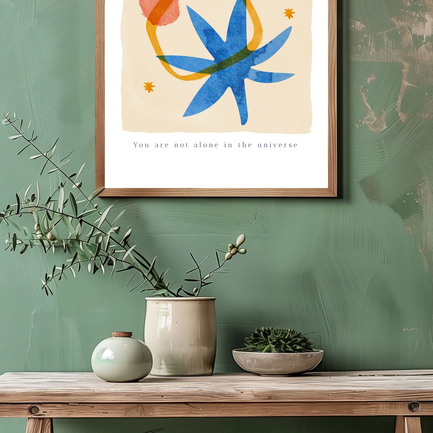 Denne Matisse-inspirerte plakaten, med sine dristige former og klare farger, gir et unikt uttrykk av universet og forbindelsen mellom stjerner og vår indre verden. Illustrasjonsfoto viser plakaten i lys ramme.