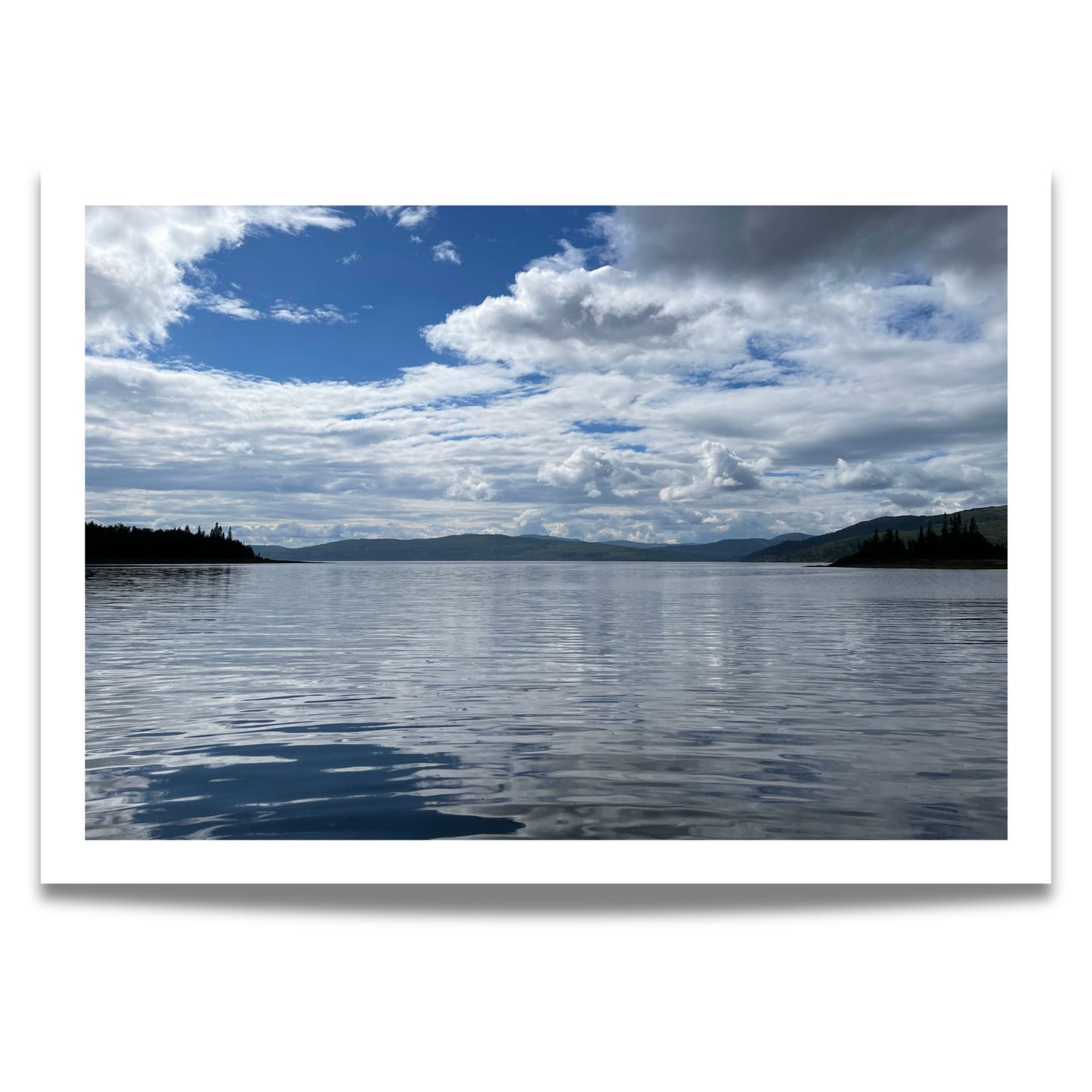 Limingen – Stillhet over Lyjmede er et meditativt naturmotiv fra innsjøen Limingen i Røyrvik.