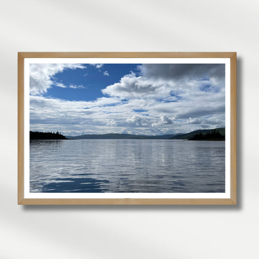 Limingen – Stillhet over Lyjmede er et meditativt naturmotiv fra innsjøen Limingen i Røyrvik. Illustrasjon viser motivet som plakat med hvit kantlinje i eik ramme.