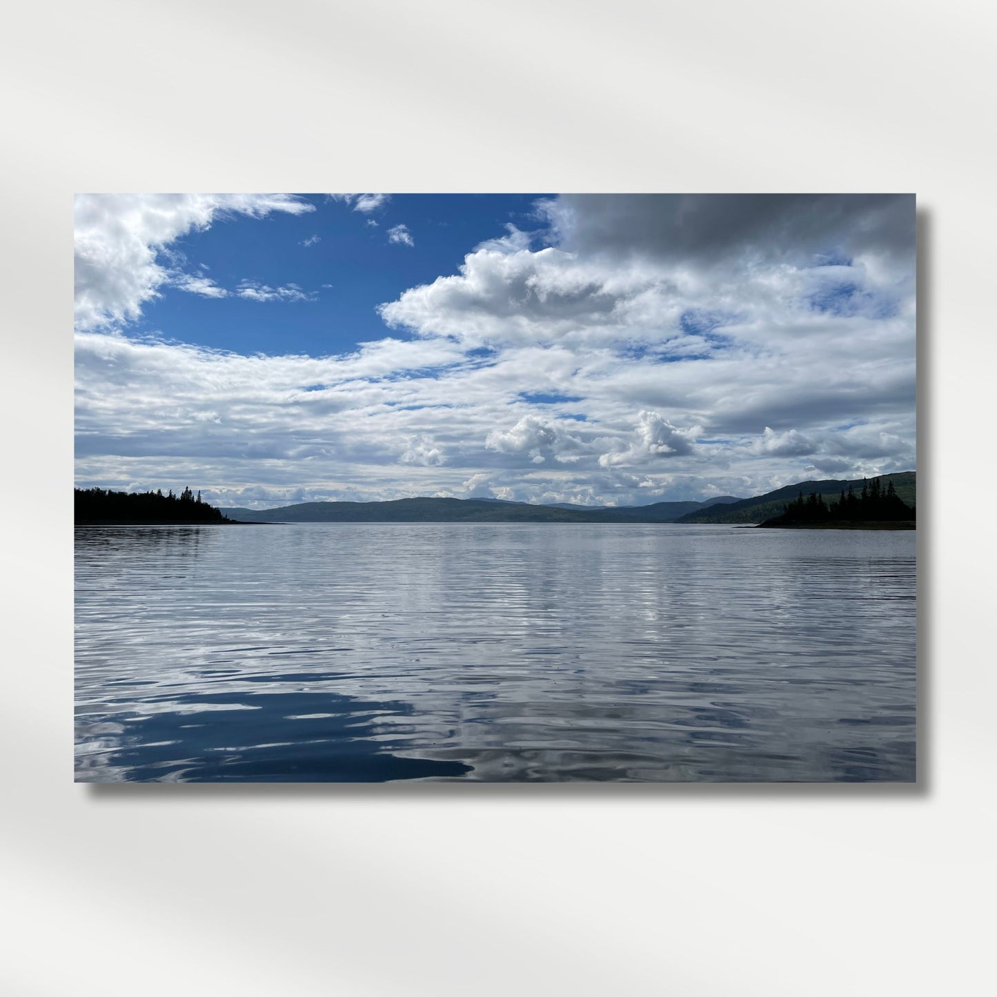 Limingen – Stillhet over Lyjmede er et meditativt naturmotiv fra innsjøen Limingen i Røyrvik. Illustrasjon viser motivet på lerret.