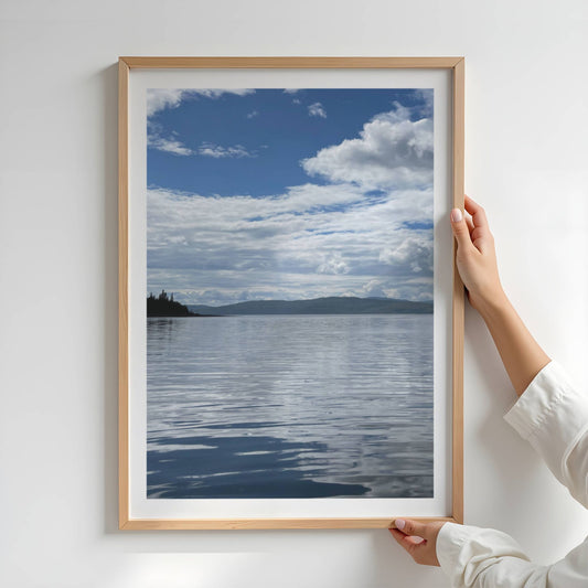 Limingen – Stillhet over Lyjmede er et meditativt naturmotiv fra innsjøen Limingen i Røyrvik. Illustrasjon viser motivet som plakat med hvit kantlinje i eik ramme.