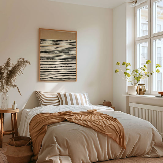 Denne plakaten er inspirert av balansen mellom struktur og flyt, og skaper et tidløst uttrykk som passer perfekt til ethvert moderne interiør. Illustrasjon viser motivet som plakat i eik ramme.