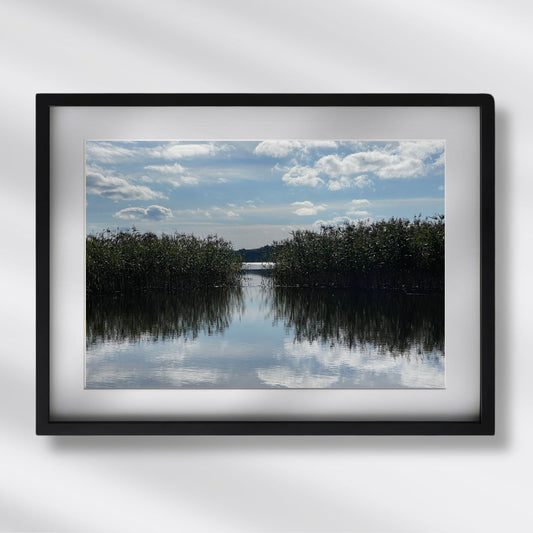 Dette naturmotivet fra Trøndelag er rikt på kontraster og refleksjoner – og gir en følelse av dybde, stillhet og langsom tid. Illustrasjon viser motivet som plakat med passepartout i sort ramme.