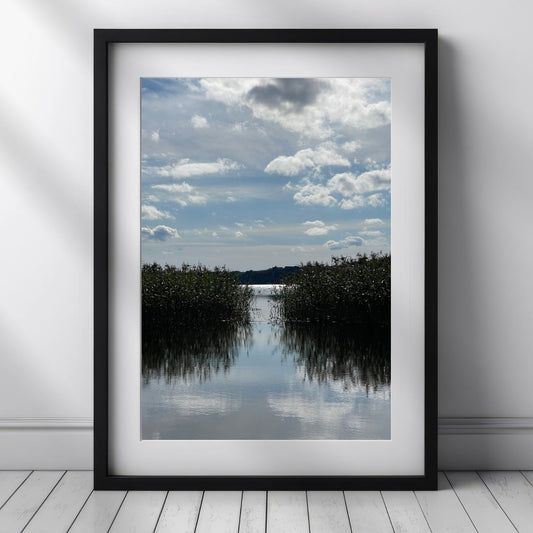 Dette naturmotivet fra Trøndelag er rikt på kontraster og refleksjoner – og gir en følelse av dybde, stillhet og langsom tid. Illustrasjon viser motivet som plakat med passepartout i sort ramme.