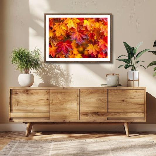 Dette vakre motivet fanger den naturlige skjønnheten av lønneblader i et spekter av varme høstfarger, fra strålende rødt til gyllent gult. Milljøfoto viser motivet som plakat med hvit kant i ramme.