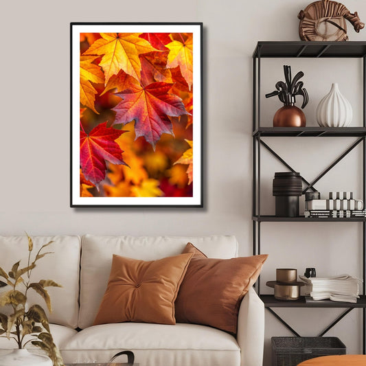 Dette vakre motivet fanger den naturlige skjønnheten av lønneblader i et spekter av varme høstfarger, fra strålende rødt til gyllent gult. Miljøfoto viser motivet som plakat med hvit kant i ramme.