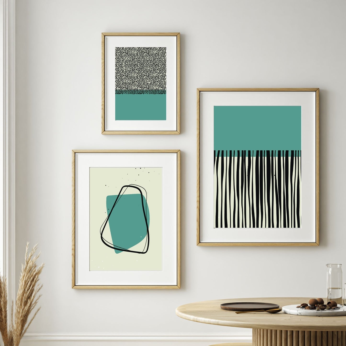 Grafisk abstrakte kunstplakat kombinerer elegant svart og grønn på en subtil beige bakgrunn. Illustrasjonsfoto viser serien "Minimal Abstract Art Collection - Green" som plakat i treramme.