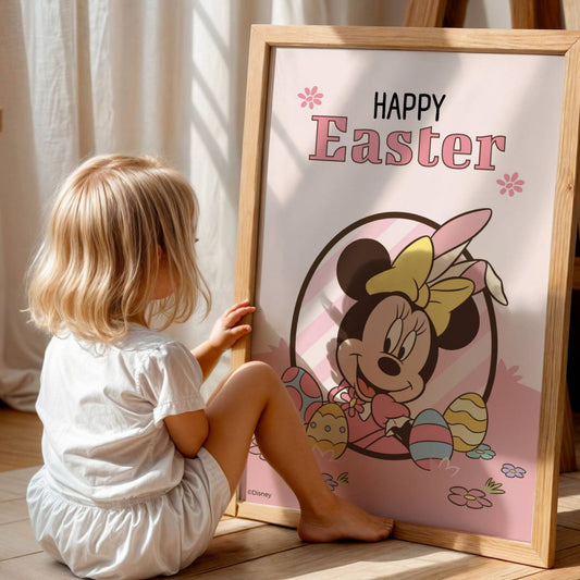 Happy Easter - Minni Mus plakat, en unik grafisk illustrasjon som bringer gleden og fargene fra påskehøytiden inn i hjemmet ditt. Illustrasjon viser plakat uten hvit kant i eik ramme.