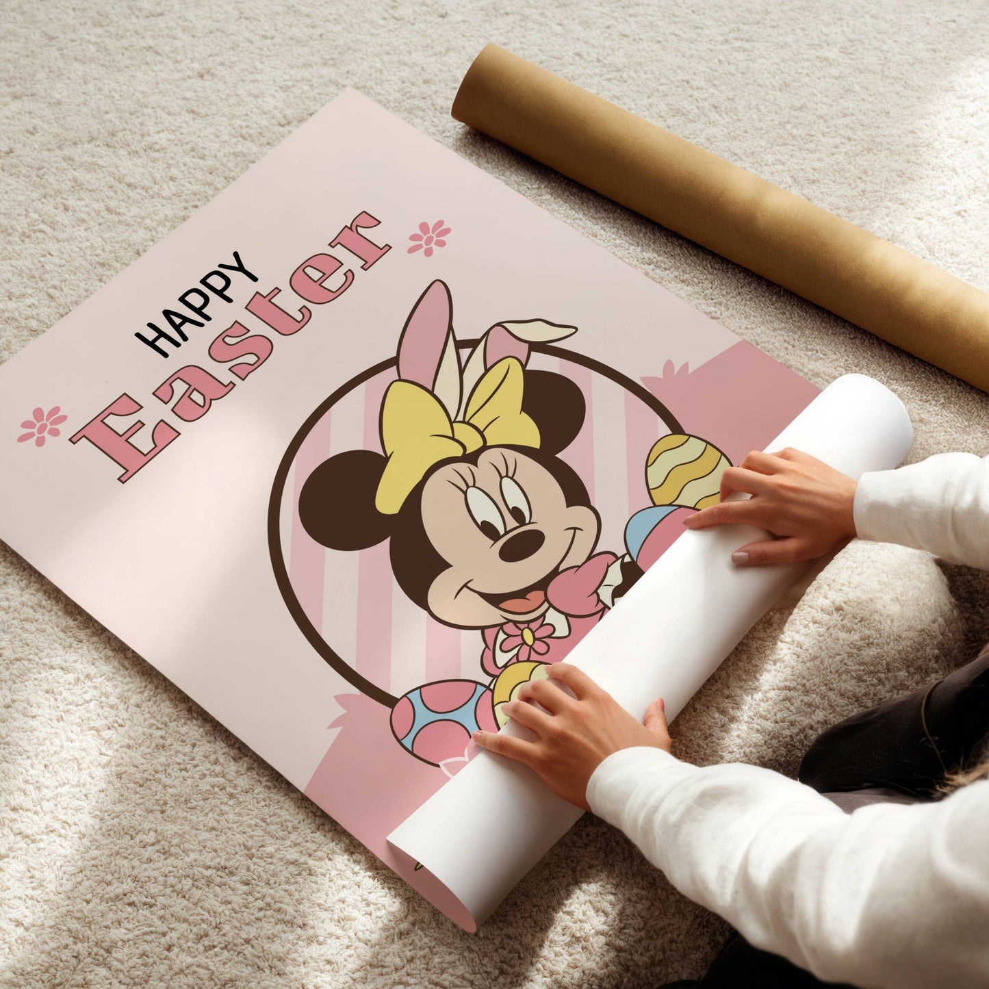 Happy Easter - Minni Mus plakat, en unik grafisk illustrasjon som bringer gleden og fargene fra påskehøytiden inn i hjemmet ditt. Illustrasjon viser plakat på print.