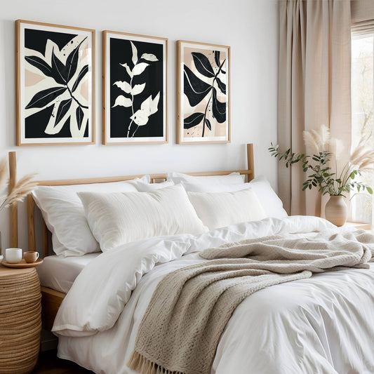 Monochrome Botanica Collection er en serie på tre elegante plakater i kontrastfylt sort-hvitt, der botaniske former møter abstrakt design. Illustrasjon viser serien med hvit kantlinje i eik ramme.