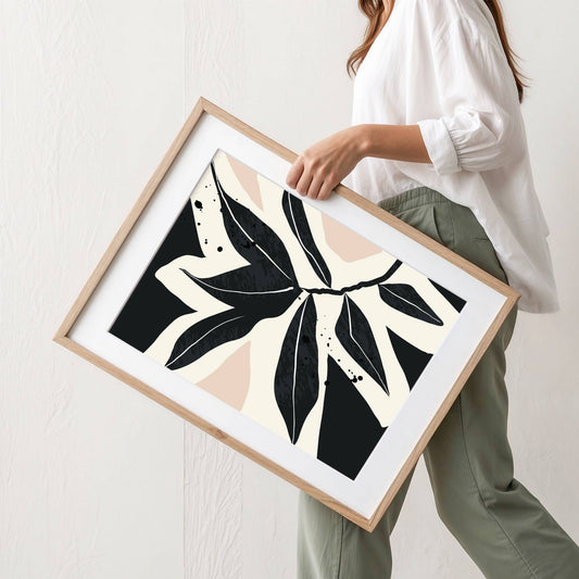 Monochrome Botanica No1 er en stilren plakat med botanisk motiv i kontrastfull sort-hvitt design. Illustrasjon viser plakat med passepartout i eik ramme.