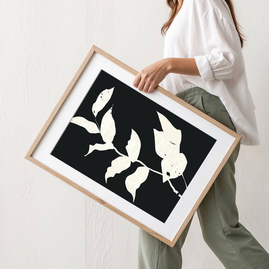 Monochrome Botanica No2 er en stilren plakat med botanisk motiv i kontrastfull sort-hvitt design. Illustrasjon viser plakat med passepartout i eik ramme.