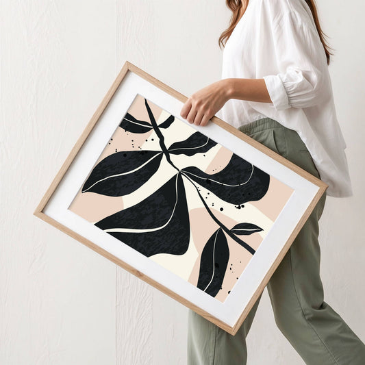 Med sine rytmiske former og stiliserte blader bringer Monochrome Botanica No3 et kunstnerisk preg til hjemmet. Illustrasjon viser plakat med passepartout i eik ramme.