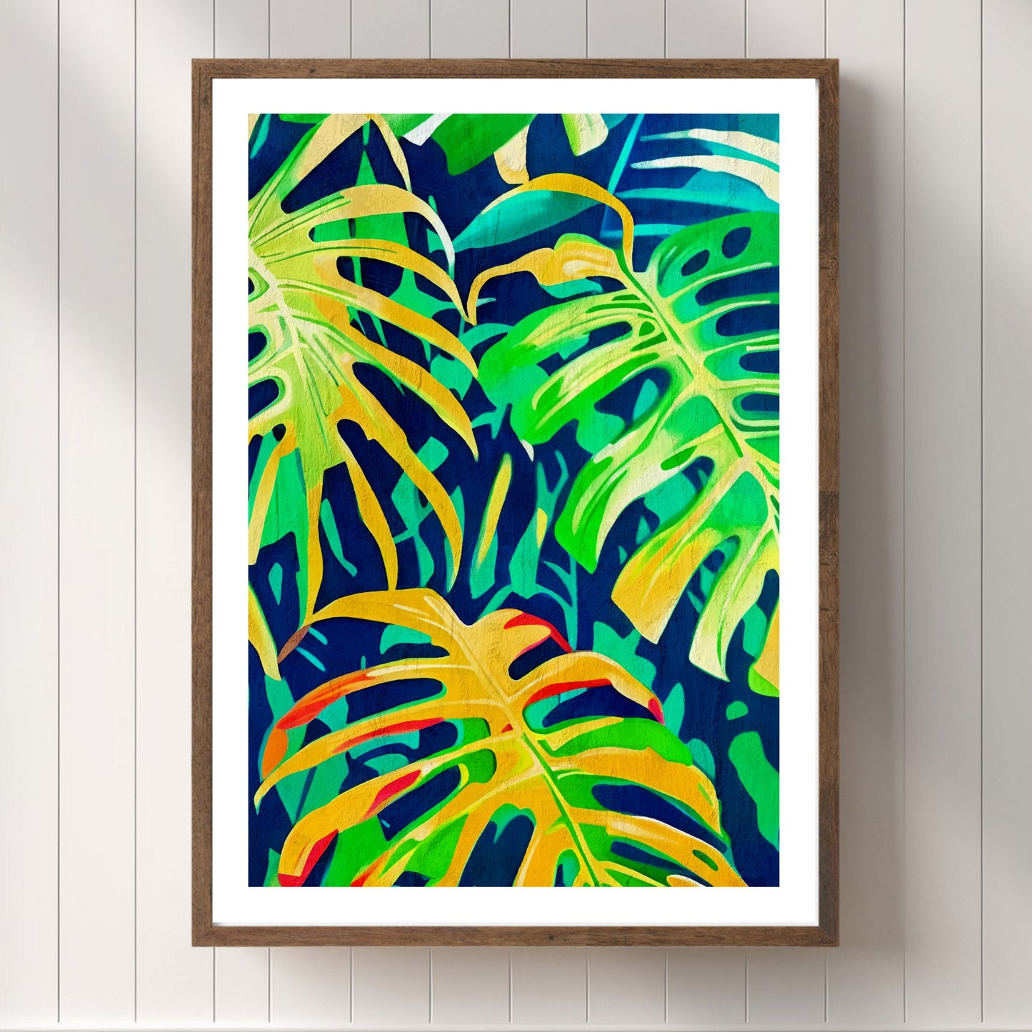 Unik grafisk akvarellen av fargerike Monstera blader som bringer liv, farge og naturlig skjønnhet inn i ethvert hjem. Illustrasjonsfoto viser motivet som plakat i brun ramme.