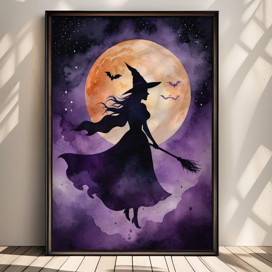 “Moonlight Flight” er et klassisk Halloween-motiv i moderne akvarellstil. En silhouett av en heks på sopelime svever foran fullmånen, omgitt av lilla skyer og glødende nattehimmel. illustrasjon viser plakat uten hvit kant i sort ramme.