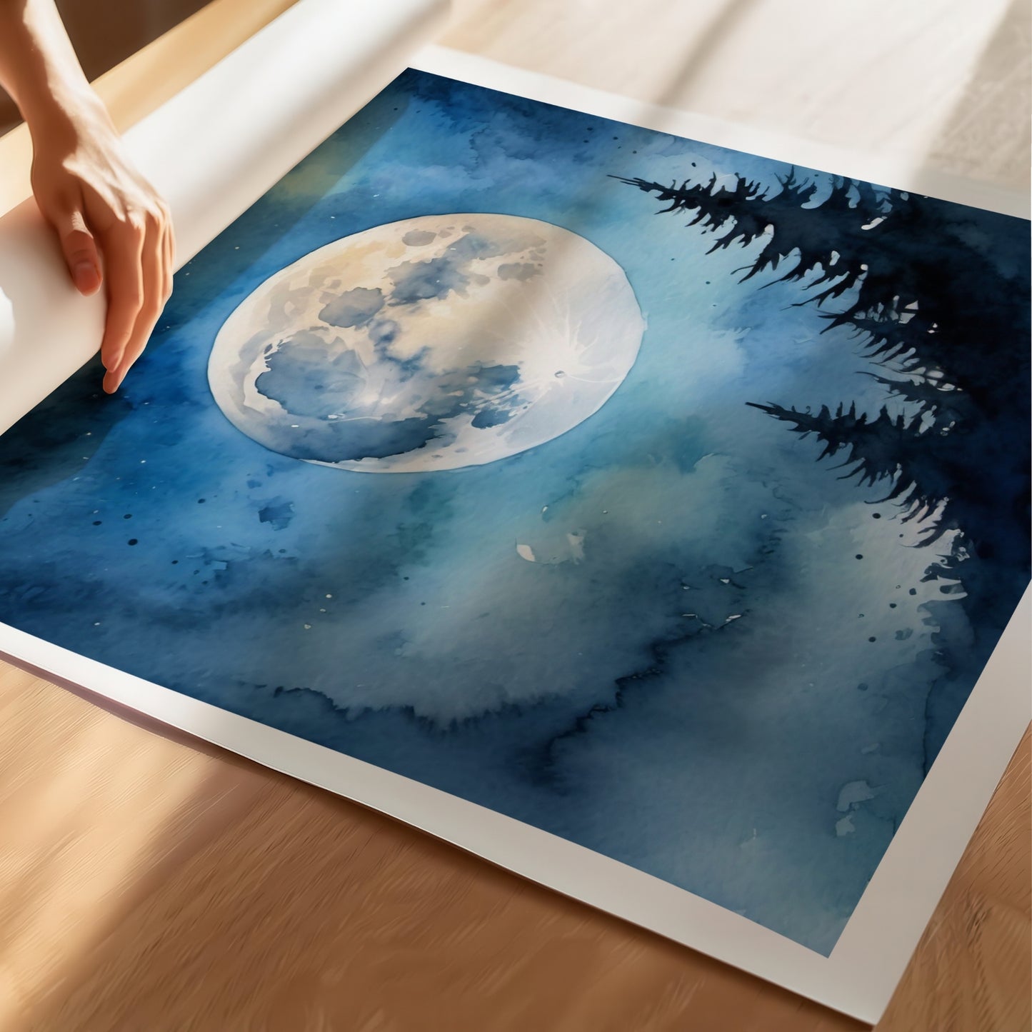 “Moonrise Pines” fanger stillheten i en måneopplyst skog. Den store fullmånen lyser over mørke tretopper, mens blåtonene skaper en rolig og mystisk atmosfære. Illustrasjon viser plakat på print.