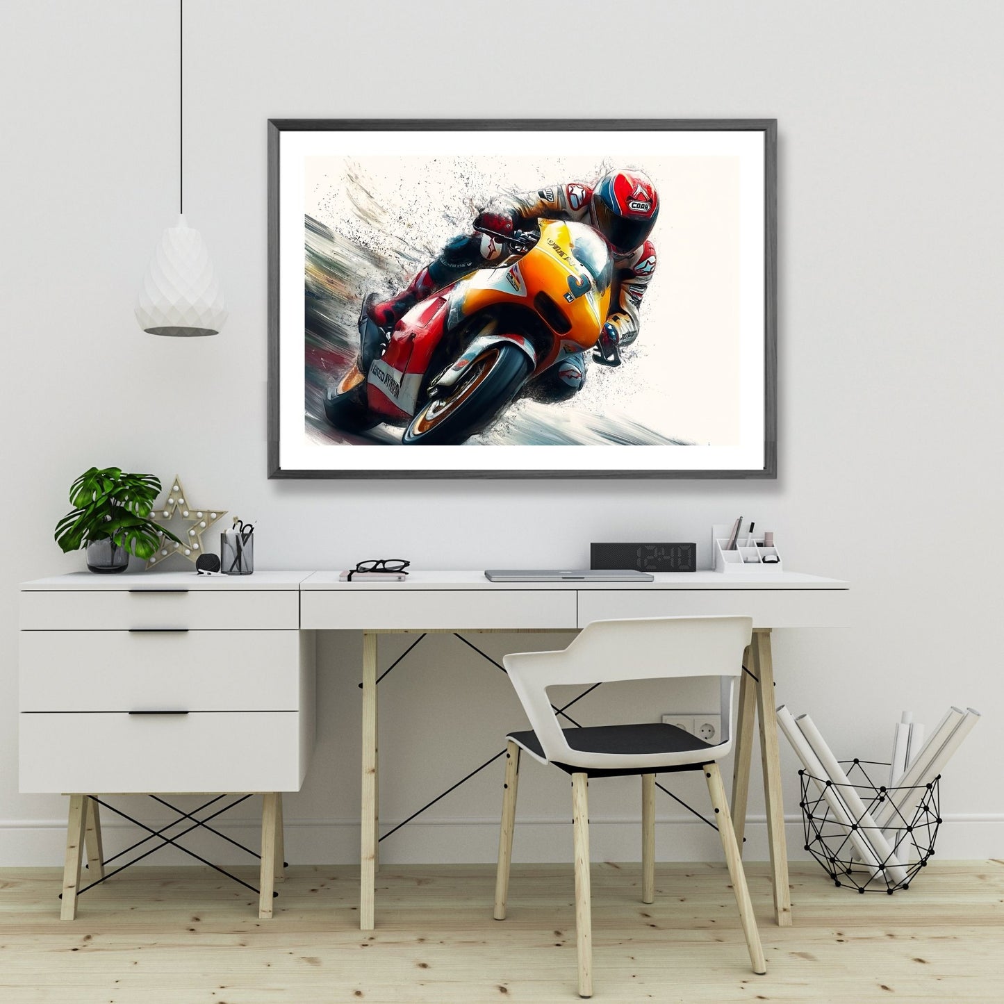 Denne unike grafiske illustrasjonen fanger øyeblikket av en motorsyklist i full fart. Illustrasjonsfoto viser motivet som plakat i ramme over et skrivebord.t.