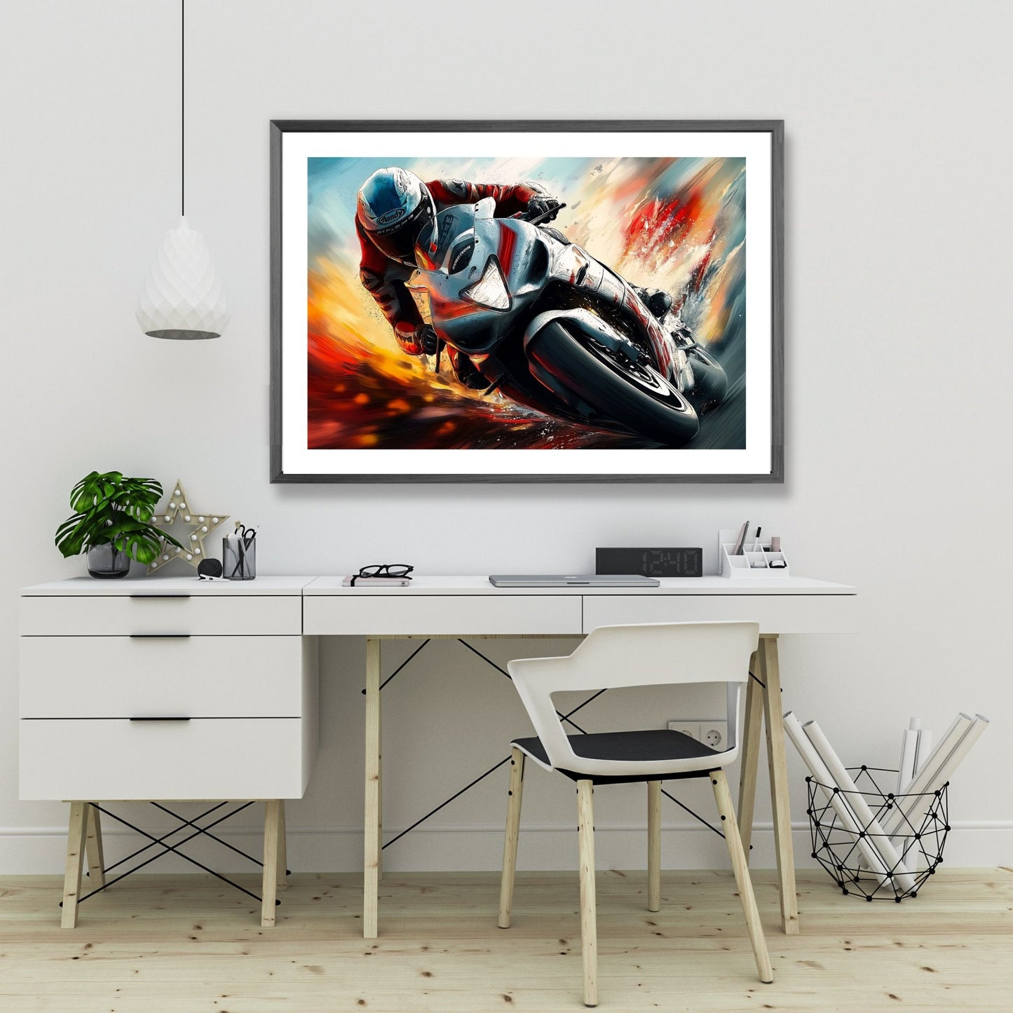 Denne unike grafiske illustrasjonen fanger øyeblikket av en motorsyklist i full fart. Illustrasjonsfoto viser motivet som plakat i ramme som henger over en skrivepult.