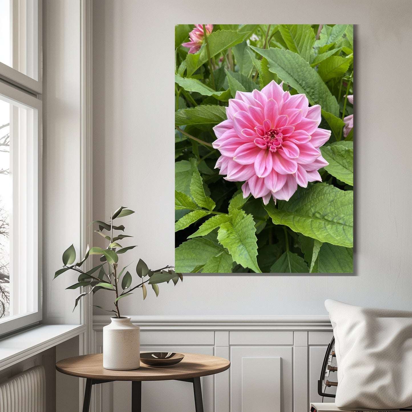 Dette fantastiske fotografiet av en rosa Georgine blomst, tatt i den pittoreske Musèhagen i Bergen, bringer naturens skjønnhet rett inn i ditt oppholdsrom. Illustrasjonsfoto viser motivet på lerret.