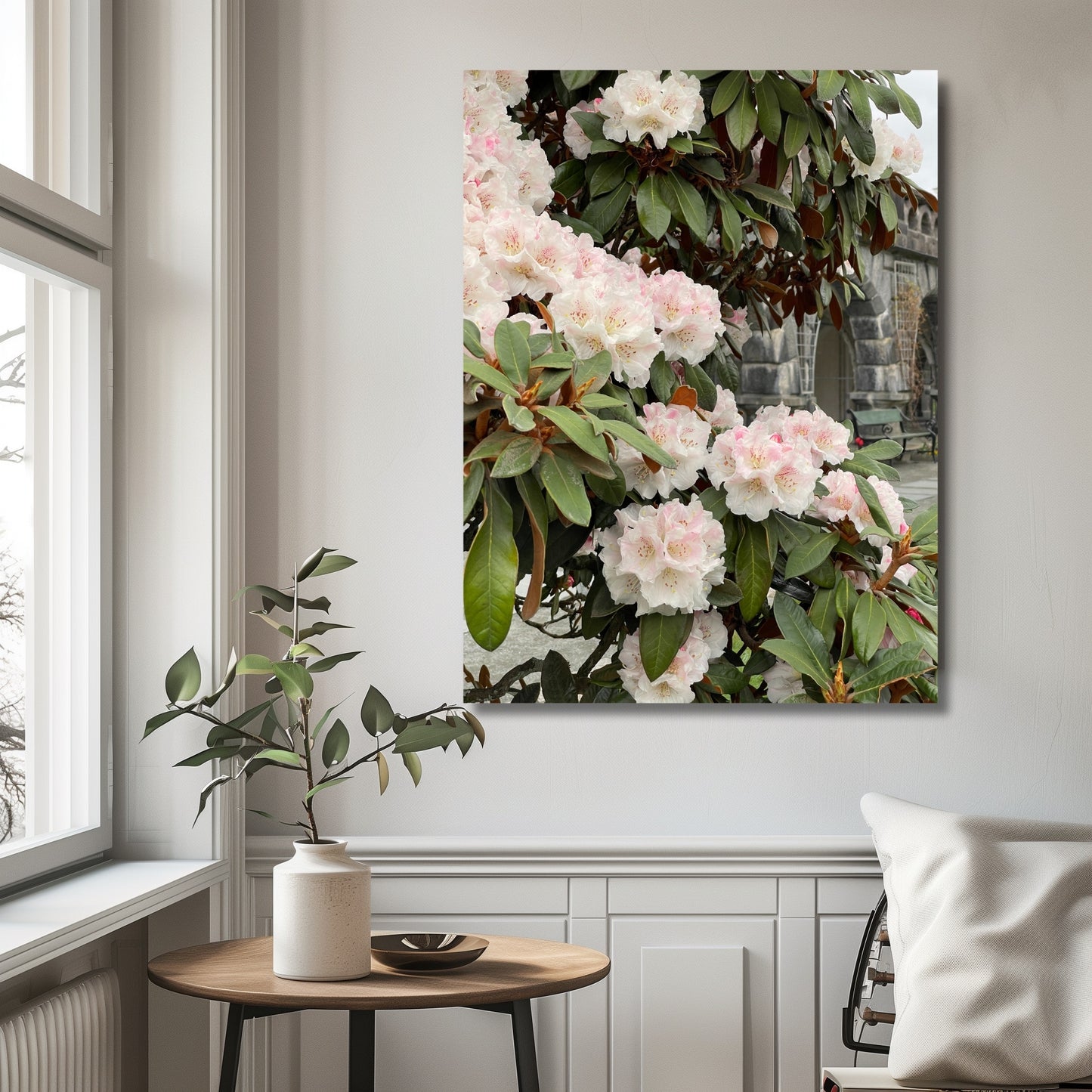 Denne vakre plakaten eller lerretet fanger essensen av naturens skjønnhet med Rhododendronens fantastiske blomsterprakt. Illustrasjonsfoto viser motivet på lerret.