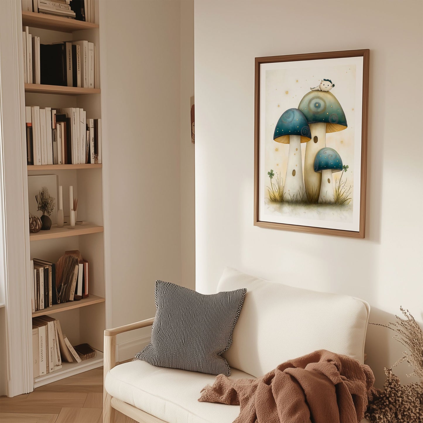 Magiske Soppeventyr, en illustrasjonsplakat eller lerret med et sjarmerende motiv av glødende sopper og en søt liten figur som hviler på toppen. Illustrasjon viser motivet som plakat med hvit kant i ramme.