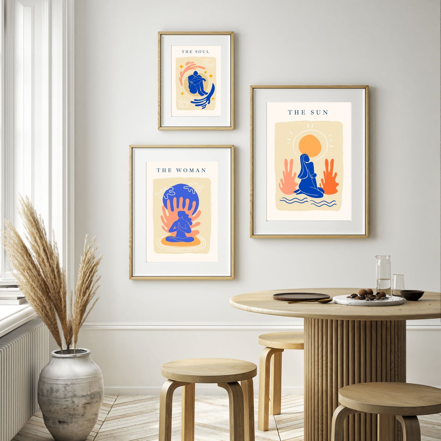 Illustrasjonsfoto viser tre Matisse-inspirerte abstrakte kunstverk i lyse rammer.