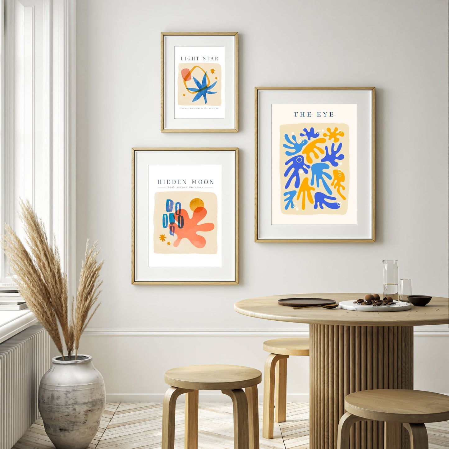 Illustrasjonsfoto viser tre Matisse-inspirerte abstrakte kunstverk i lyse rammer.