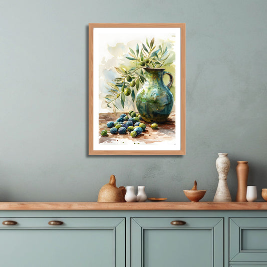 Dette kunstverket skildrer en detaljrik keramikkrukke fylt med olivenkvister og modne oliven, malt i en levende akvarellstil. Illustrasjon viser plakat med hvit kant i lys ramme.