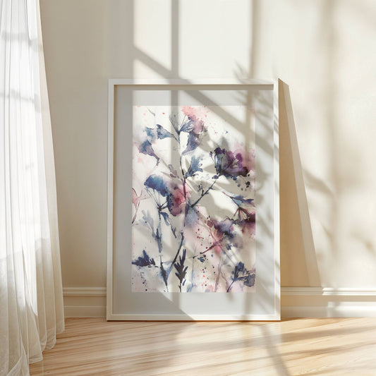 Midnight Bloom – en elegant og stemningsfull akvarellplakat som kombinerer myke blomsterdetaljer med en kunstnerisk, abstrakt touch. Illustrasjon viser plakat i hvit ramme.