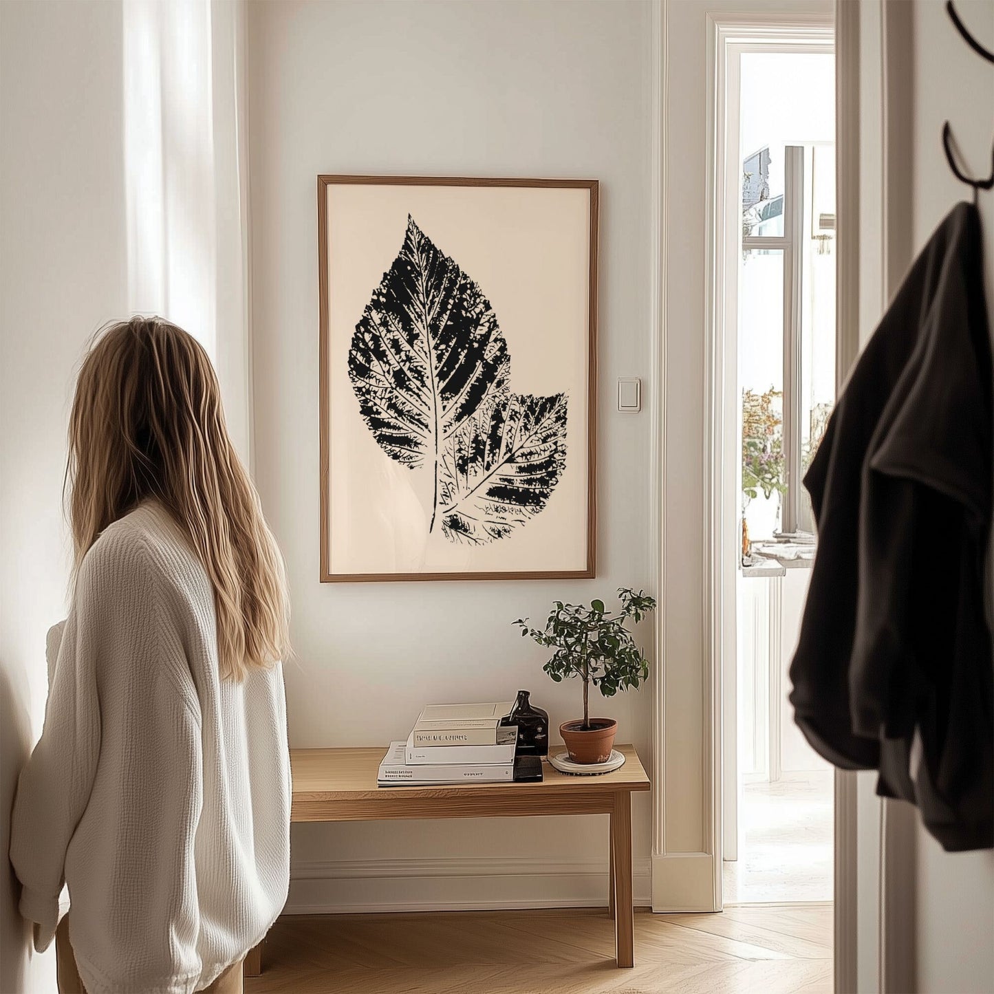 Elegante minimalistisk botanisk plakat i, som viser en detaljert dobbel bladillustrasjon i sort på beige bakgrunn. Illustrasjon viser plakat i eik ramme.