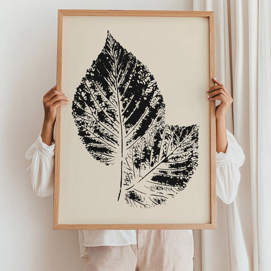 Elegante minimalistisk botanisk plakat i, som viser en detaljert dobbel bladillustrasjon i sort på beige bakgrunn. Illustrasjon viser plakat i eik ramme.