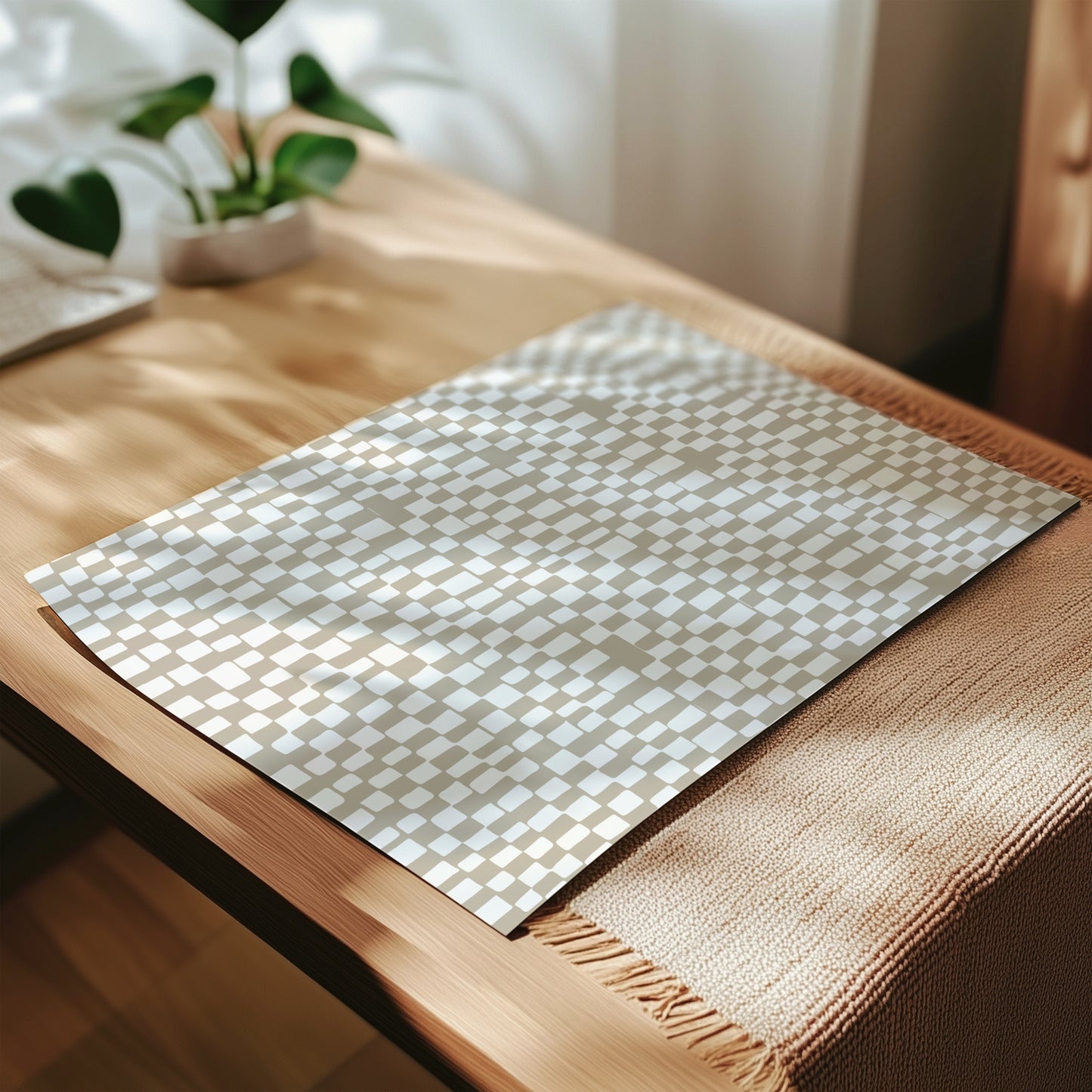 Plakat med et håndtegnet rutemønster i subtile nøytrale farger, skaper en rolig og balansert atmosfære. Illustrasjon viser plakat utenhvit kant.
