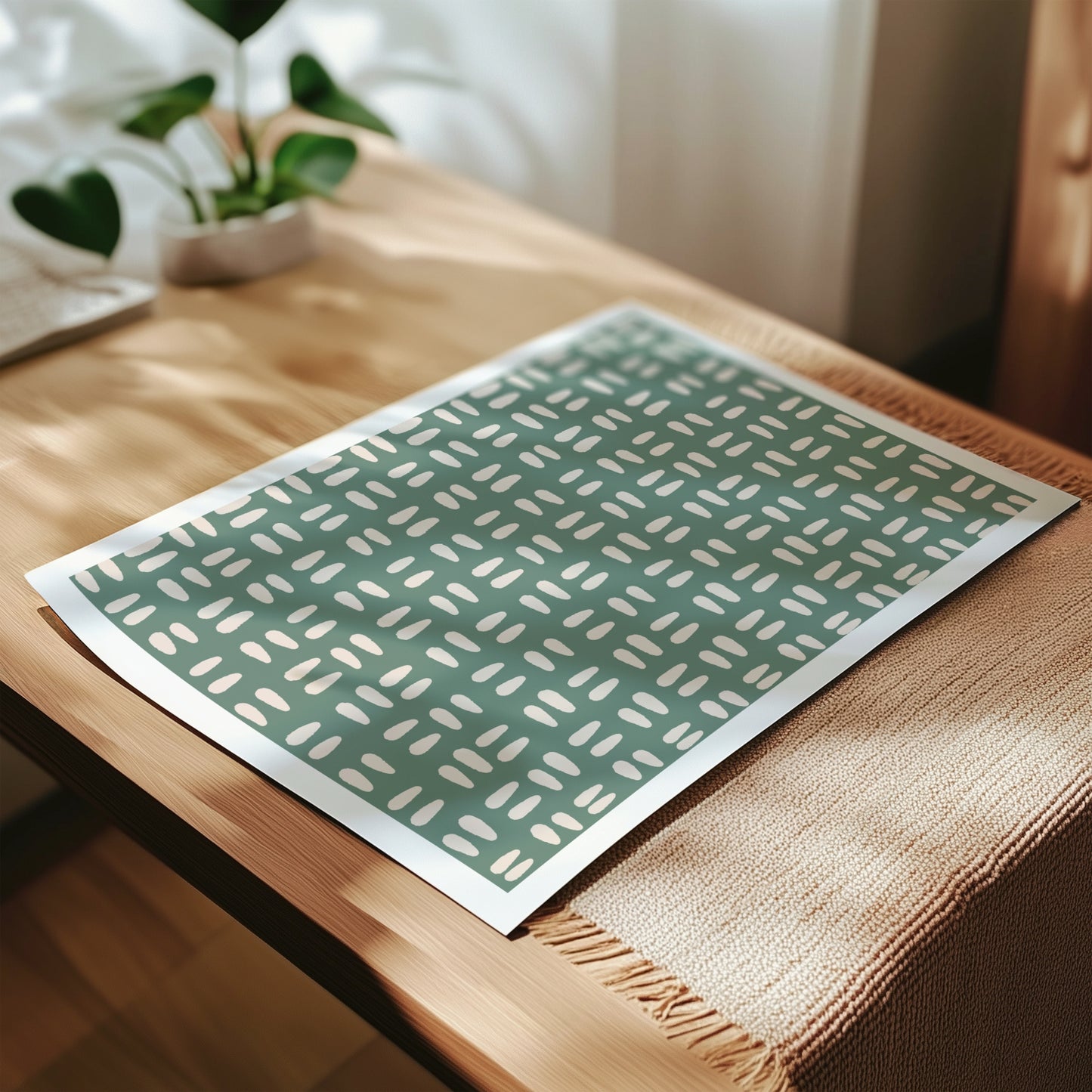 Denne plakaten er trykket på høykvalitets papir med en matt finish, noe som fremhever de myke detaljene i designet. Ideell for stue, soverom eller kontor, og fungerer både som et statement-piece eller en del av en gallerivegg. Med hvit kant.