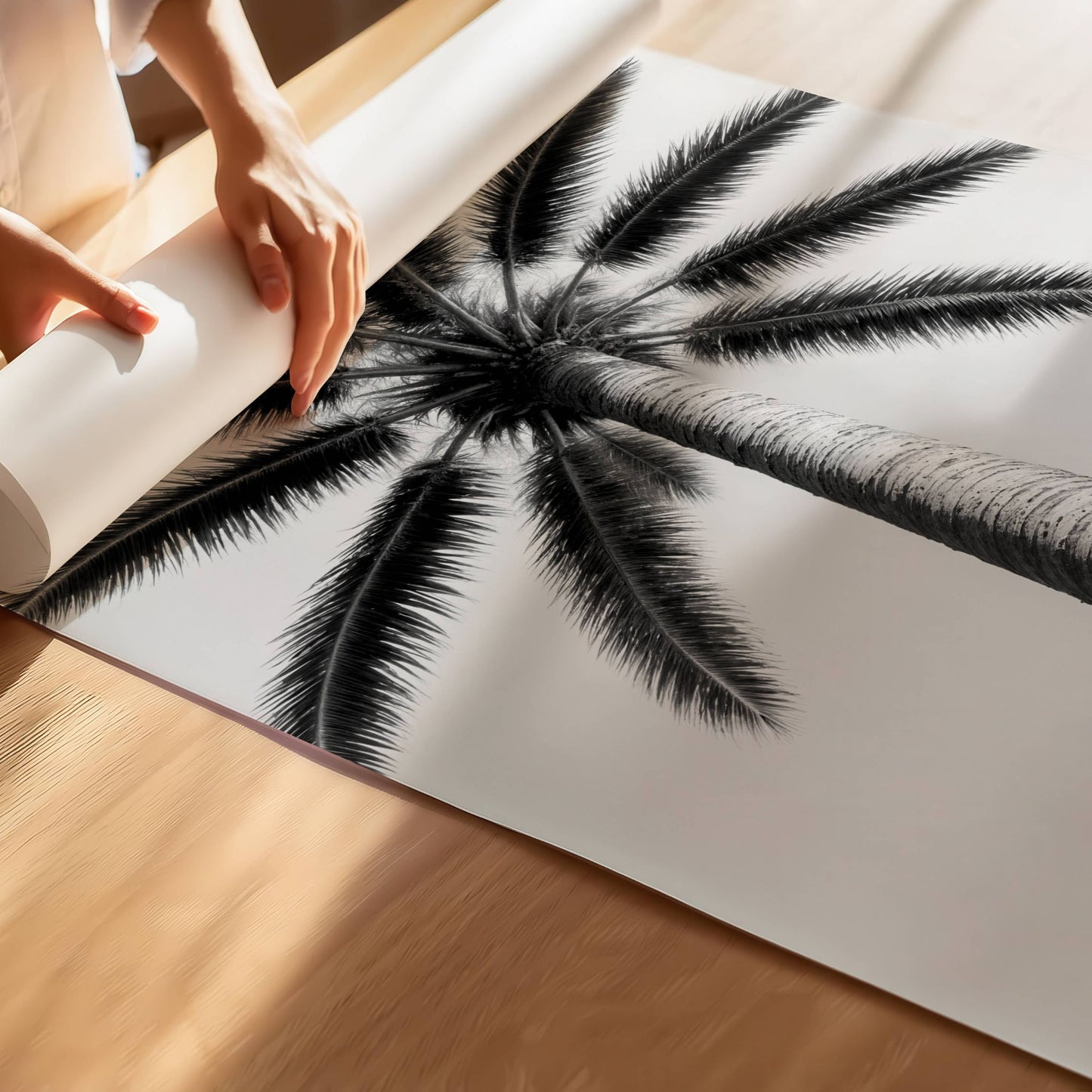 Stilren svart-hvitt-motivet av en palme sett nedenfra skaper en imponerende visuell effekt, perfekt for deg som elsker skandinavisk design og tidløse kontraster. Illustrasjon viser motivet på print.