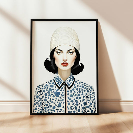 Denne stilfulle illustrasjonen kombinerer en sofistikert moteestetikk med delikate botaniske mønstre i blåtoner. Den selvsikre kvinnen, med sine dristige røde lepper og en minimalistisk hvit hatt, utstråler tidløs eleganse og luksus. Illustrasjon viser plakat i sort ramme.