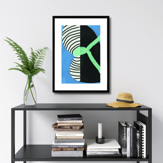 Modern Abstract Art No1 er en unik plakat som kombinerer abstrakte mønstre og dristige farger i svart, hvitt, blått og grønt. Illustrasjonsfoto viser plakaten i svart ramme.