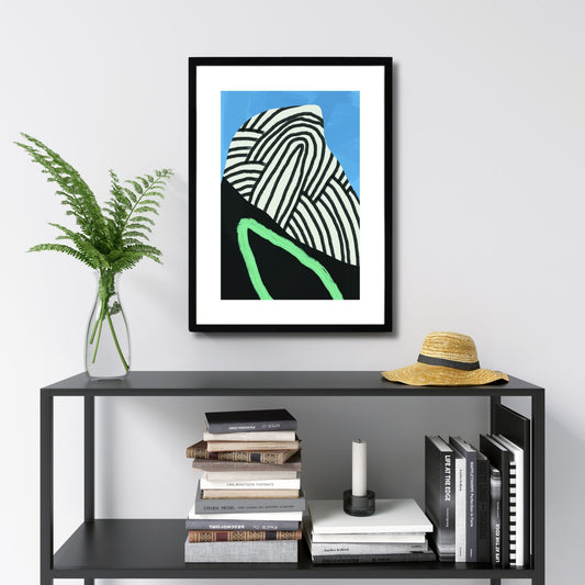 Modern Abstract Art No2 er en unik plakat som kombinerer abstrakte mønstre og dristige farger i svart, hvitt, blått og grønt. Illustrasjonsfoto viser plakaten i svart ramme.