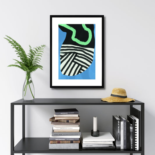 Modern Abstract Art No3 er en unik plakat som kombinerer abstrakte mønstre og dristige farger i svart, hvitt, blått og grønt. Illustrasjonsfoto viser plakaten i svart ramme.