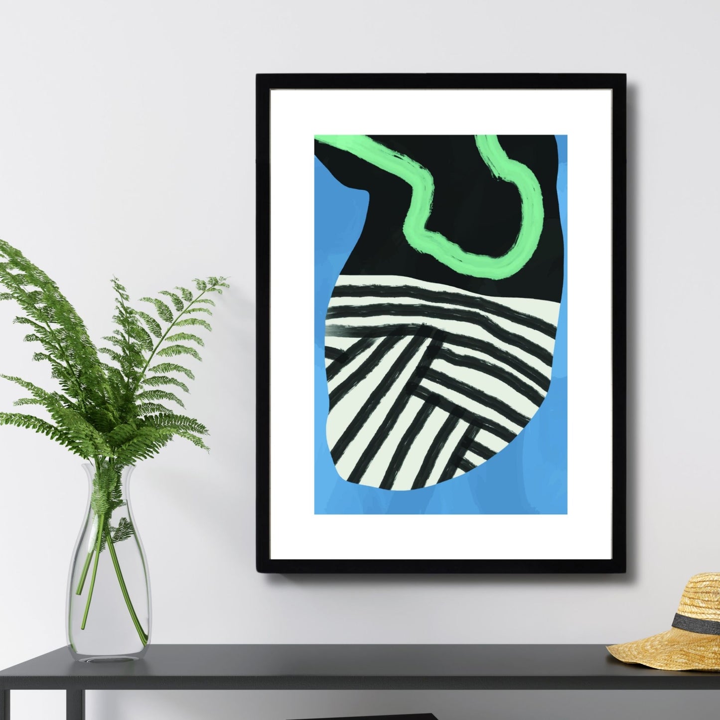 Modern Abstract Art No3 er en unik plakat som kombinerer abstrakte mønstre og dristige farger i svart, hvitt, blått og grønt. Illustrasjonsfoto viser plakaten i svart ramme.
