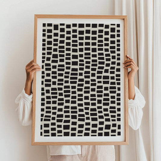 Dette kunstverket gir et sofistikert og moderne uttrykk som passer perfekt inn i minimalistiske, urbane og skandinaviske interiørstiler. Illustrasjon viser plakat med hvit kant i eik ramme.