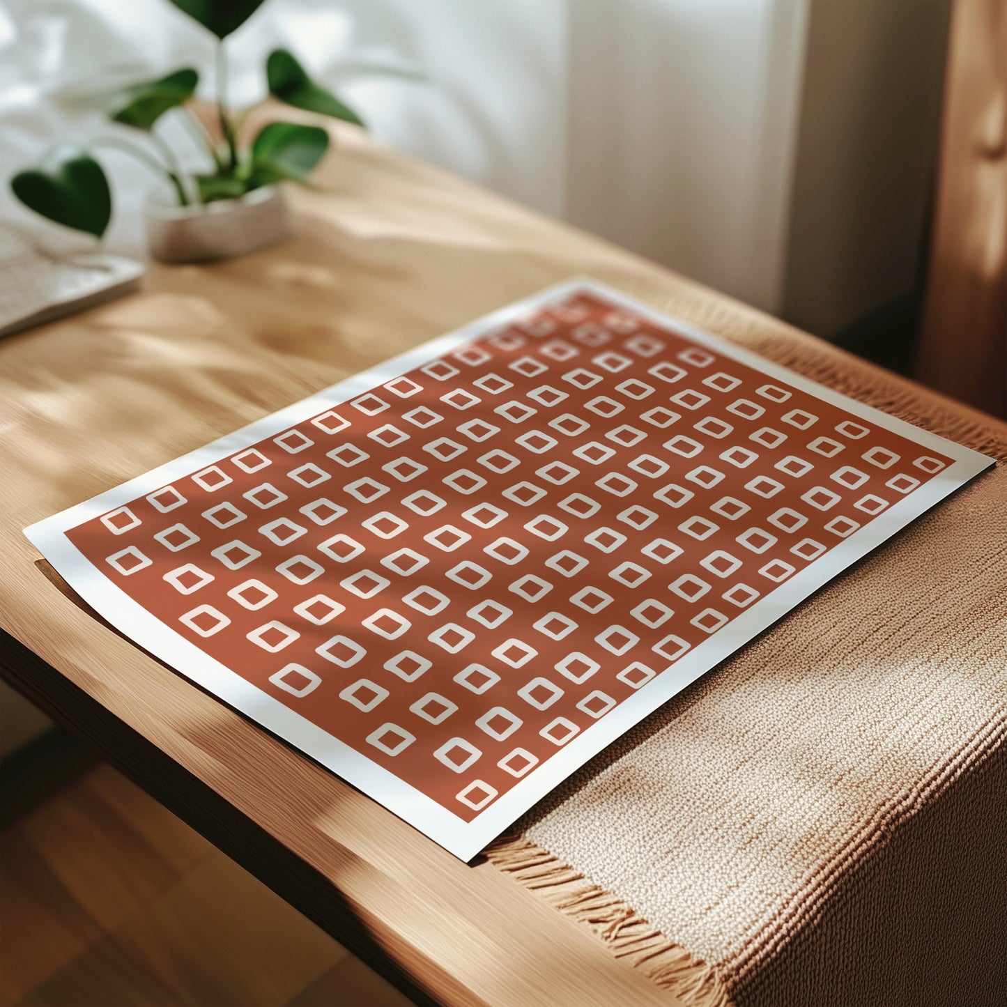 Dette unike designet kombinerer rustrøde toner med organiske, håndtegnede beige ruter som gir en leken og samtidig sofistikert estetikk. Med hvir kant.