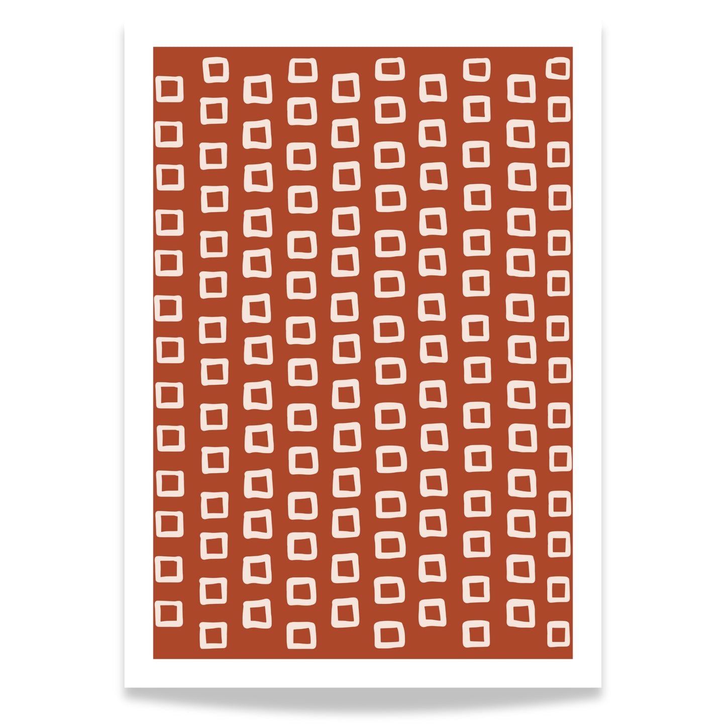 Dette unike designet kombinerer rustrøde toner med organiske, håndtegnede beige ruter som gir en leken og samtidig sofistikert estetikk.