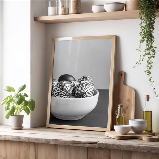 Med håndmalte, kunstneriske påskeegg som motiv, bringer dette settet en minimalistisk og moderne estetikk til enhver vegg. Illustrasjon viser en av plakatene med uten kant i rammer av eik.