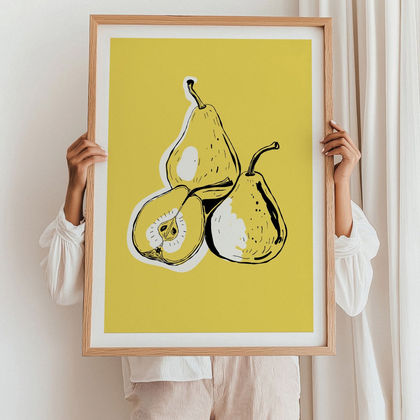 Dette fargerike kunstverket fremhever en illustrasjon av pærer i en livlig gul bakgrunn, som gir rommet ditt et unikt og energisk uttrykk. Illustrasjonen viser plakat med hvit kant i eik ramme.