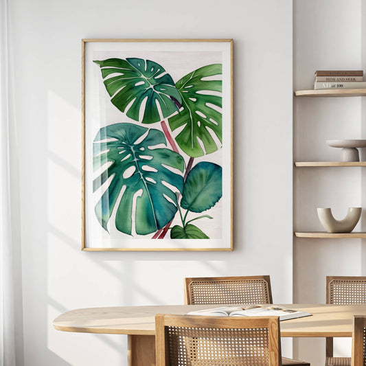 Skap en rolig og stilfull atmosfære i hjemmet med denne elegante plakaten av Monstera-blader i akvarellstil. Illustrasjon viser plakat med hvit kant i eik ramme.