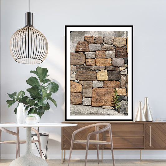 Denne muren ligger ved stien langs sjøen ved Montereosso al Mare, en av de fem byene i Cinque Terre ved Liguriakysten i Italia. Monterosso ligger lengst vestover av de 5 byene. Denne muren er dekorert med hilsener og inskripsjoner fra tilreisende. Plakaten som har en hvit kant rundt, er på dette bildet rammet inn i sort ramme.