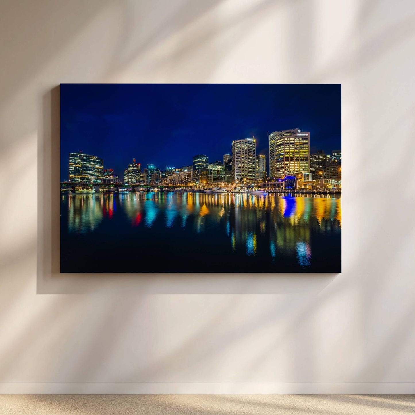 Opplev storbyens magi med Natt i Darling Harbour – Plakat eller Lerret. Illustrasjon viser motivet på lerret.