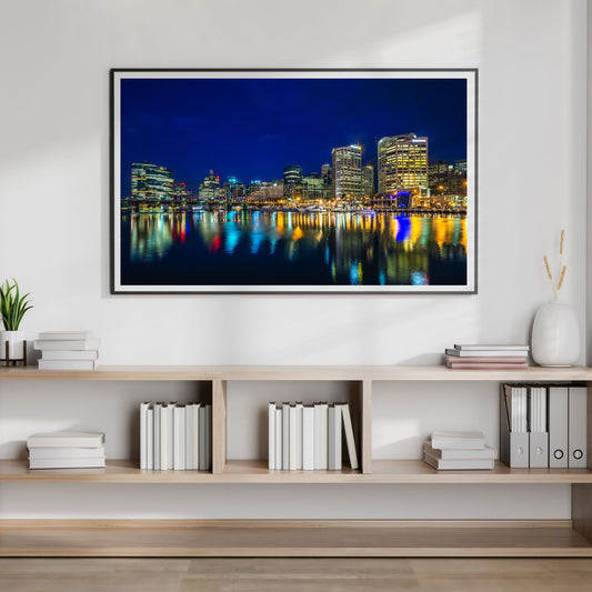 Opplev storbyens magi med Natt i Darling Harbour – Plakat eller Lerret. Illustrasjon viser motivet som plakat med hvit kantlinje i sort ramme.
