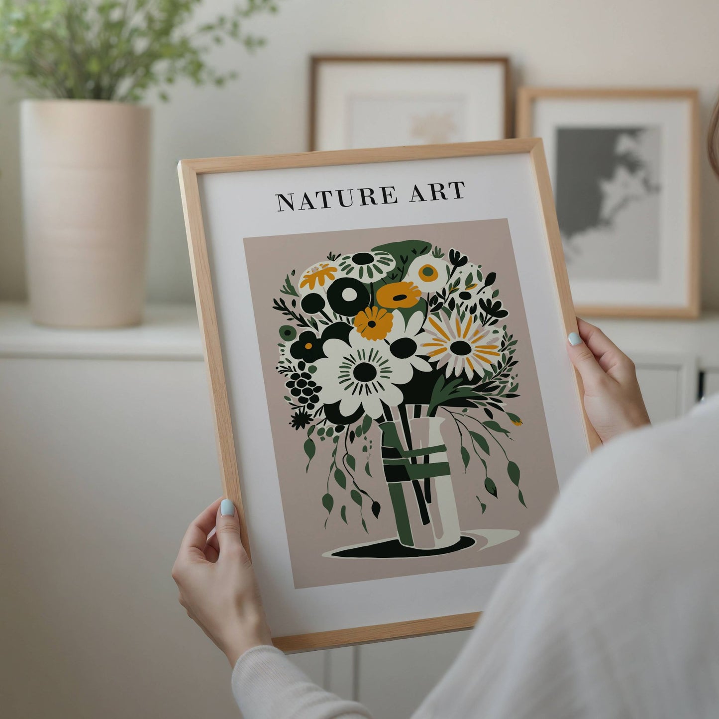 La naturen blomstre på veggen med Nature Art – Blomsterplakat i Retrostil. Illustrasjon viser plakat i eik ramme.