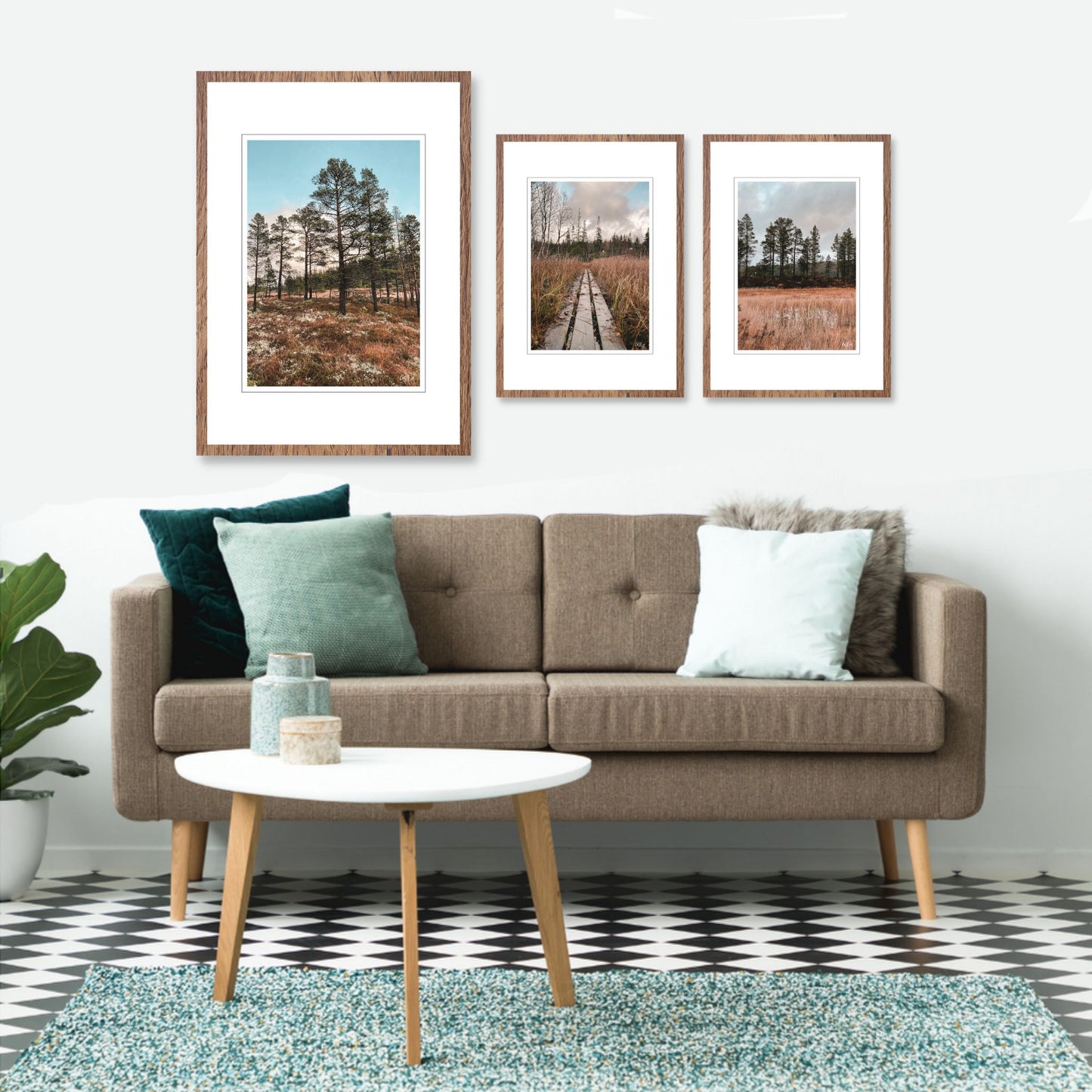 Ta naturen inn i rommet med plakat av norsk natur! Nå kan du dekorere veggen din med høstbilder fra Fergeli i Trøndelag. Sviller for å gå på i myra- Høstfarget grass, fjell og skog i bakkant av bildet. Illustrasjonsfoto viser 3 motiver som plakat i ramme.